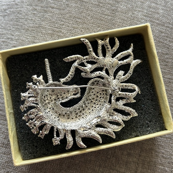 🌻3/$25 Unicorn brooch - Picture 3 of 3